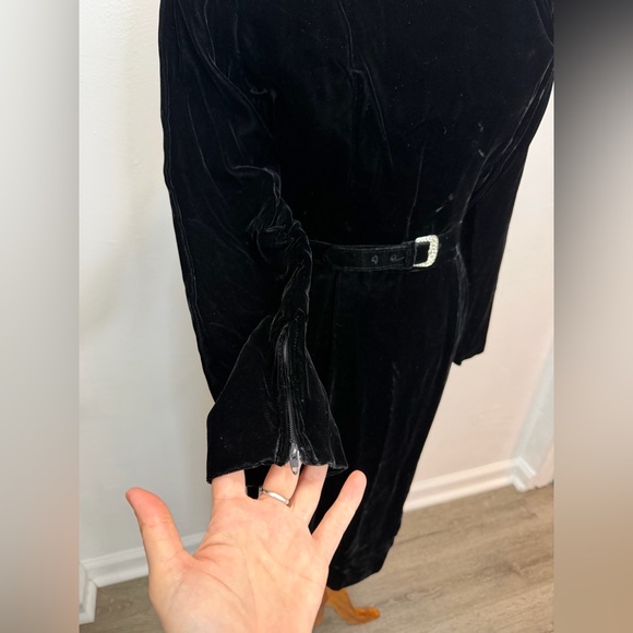 AMAZING 60’s Black Velvet Dress- Like New Condition - Picture 5 of 13
